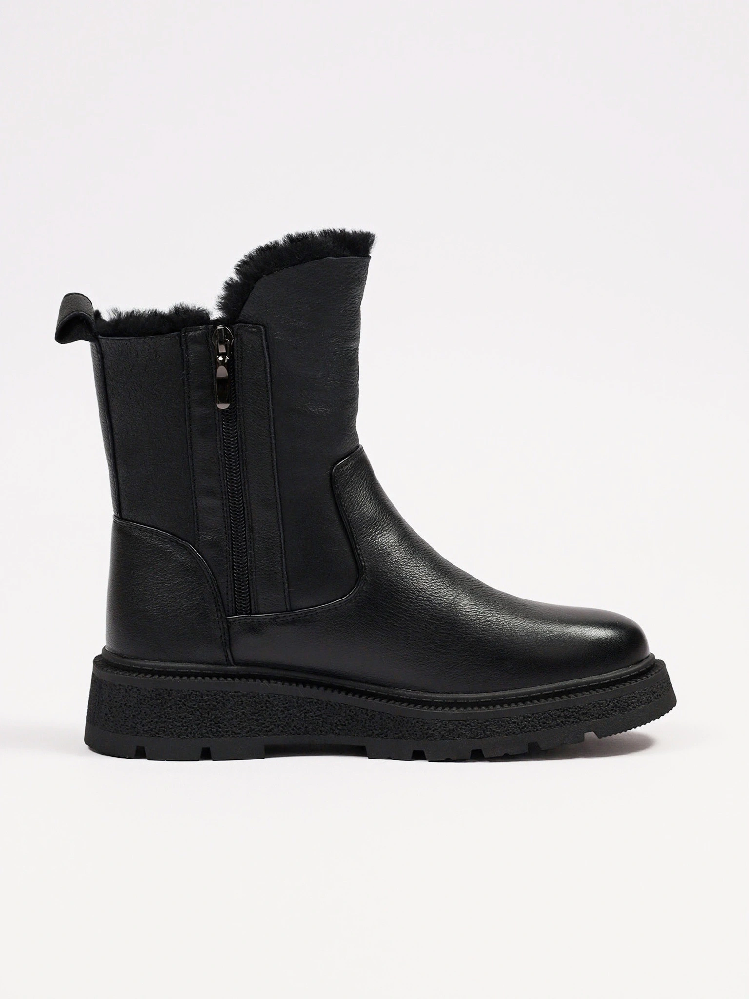 Ботинки черного цвета с двумя боковыми молниями